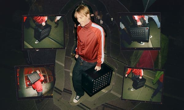 Kille bär högtalaren Bromley 450 från Marshall i dess inbyggda handtag