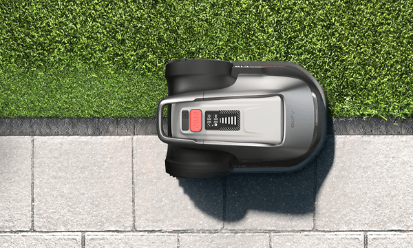 Eufy E15 -robottiruohonleikkuri leikkaa nurmea