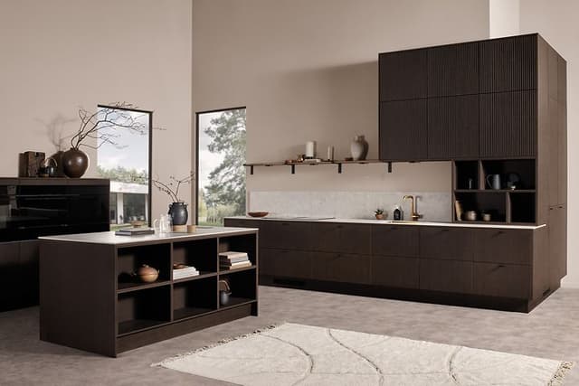 Dark oak Epoq Pillar kitchen