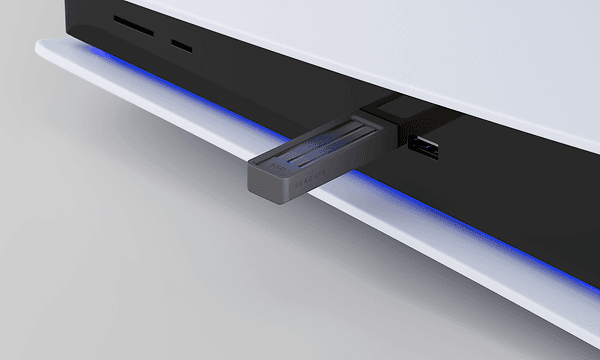 En Seagate USB-enhet ansluten till en vit spelkonsol med blå LED-lampa