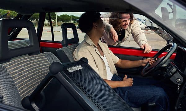 Soundboks-högtalare ligger i passagerarsätet på en bil