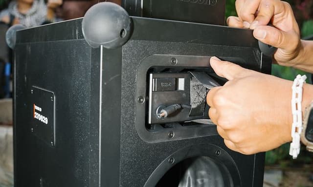 En grupp vänner och Soundboks 4-högtalaren