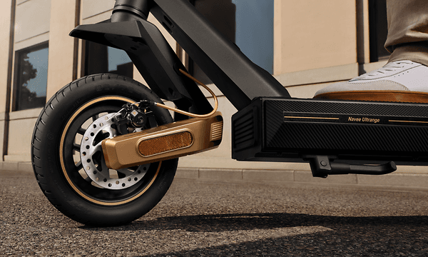 Nærbilde av forhjulet på en Navee ST5 Pro elsparkesykkel