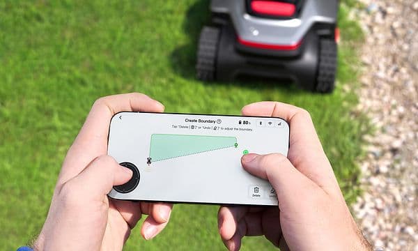 Person tilpasser arbeidsområdet til robotgressklipperen Dreame A2 AWD Pro i appen