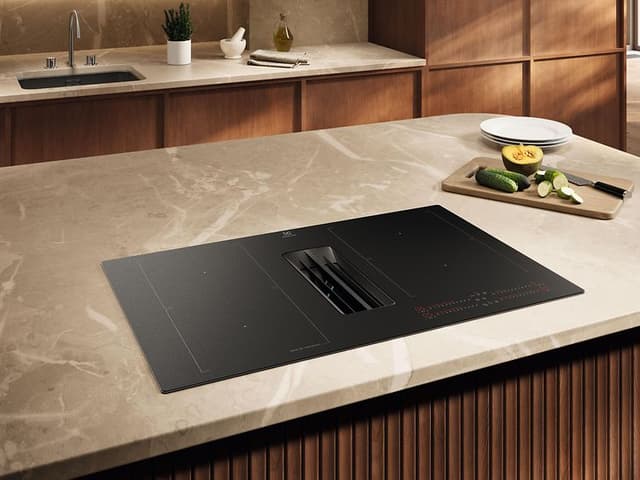 Electrolux-induktiotaso sisäänrakennetulla liesituulettimella
