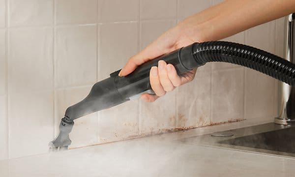 Dreame N20 steam används för att städa fogen mellan kökskakel och köksbänk