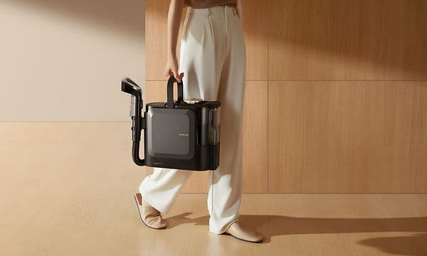 Kvinna bär Dreame N20 steam i ena handen