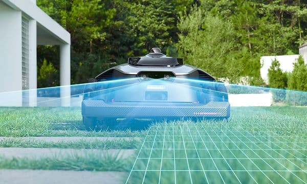 Dreame A3 AWD Pro -robottiruohonleikkuri ajaa kohti kameraa ja näyttää pimeänäkönsä ja lisävalonsa