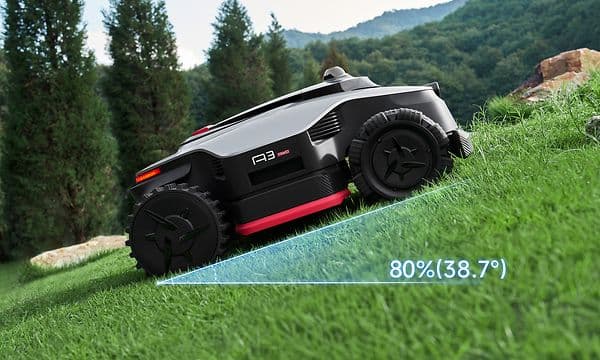 Dreame A3 AWD Pro robotplæneklipper kører op ad bakke med 80 graders hældning