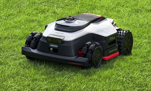 Robotplæneklipper Dreame A3 AWD Pro på en græsplæne