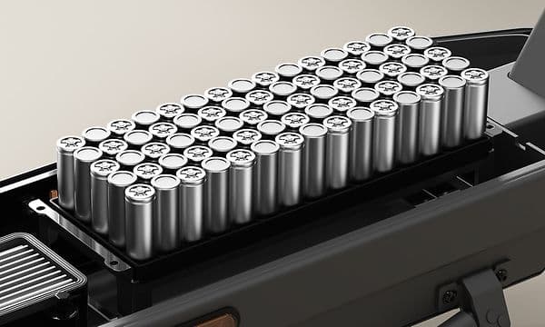 Närbild av battericeller inne i en Navee GT5 Max elsparkcykel