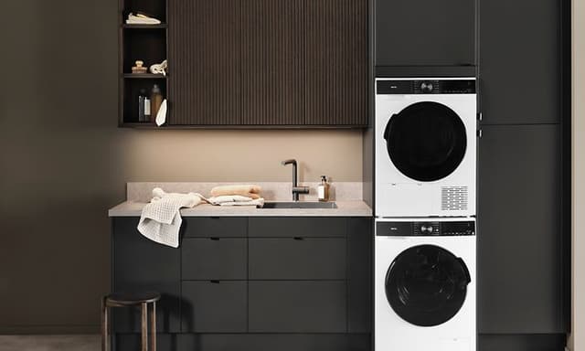 Vaskemaskine og tørretumbler integreret i Epoq-skabe i mørke farve