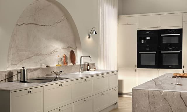 Moderne køkken med Epoq Canvas Linen fronter og en stenbordplade