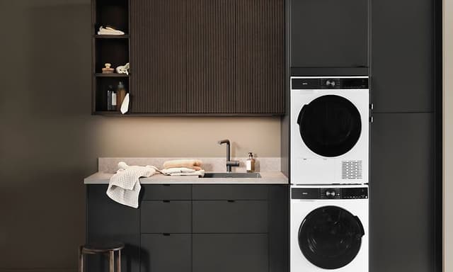Vaskemaskin og tørketrommel integrert i Epoq-skap i mørke farger