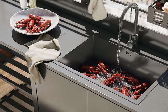 Vari-kesäkeittiö merenrannalla sijaitsevan mökin terassilla