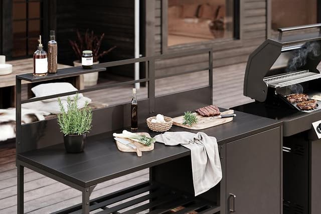 Vari-ulkokeittiö tunturimökin terassilla