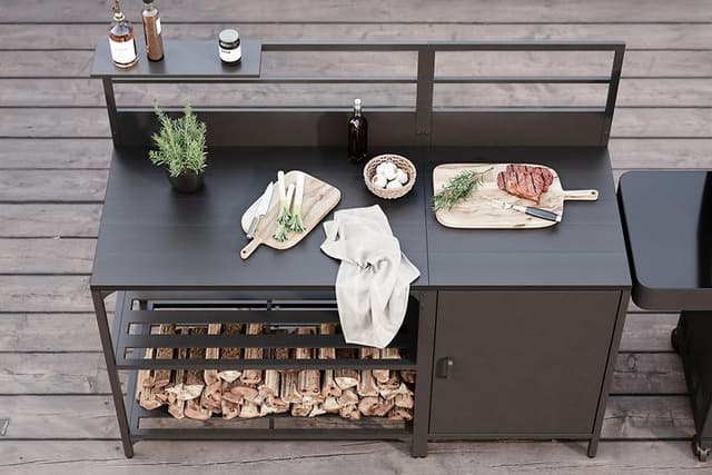 Vari-ulkokeittiö tunturimökin terassilla