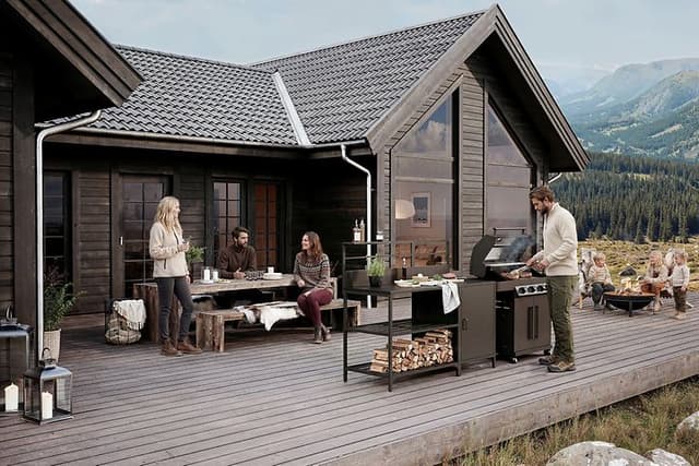 vari-ulkokeittio-tunturimokin-terassilla, mies valmistaa ruokaa grillillä