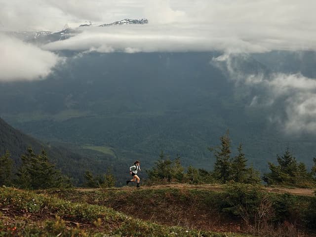Juoksija treenaa sumuisilla kukkuloilla