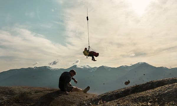 Redningsmannskap henter mann ned fra et fjell.