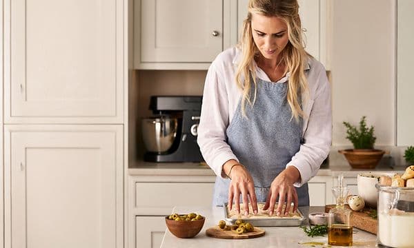 Nainen leipoo focacciaa