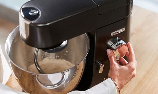 Kvinde justerer hastigheden på hendes Kenwood Chef XL Pro