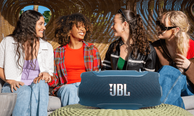 JBL Xtreme 5 utomhus, med vänner som pratar i bakgrunden