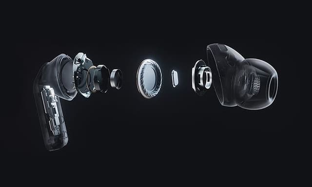 Komponentene i en Buds4 Pro-øreplugg, vist på en mørk bakgrunn.