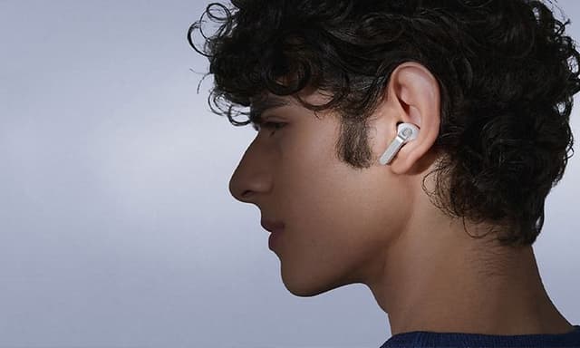 Man i profil som lyssnar i Samsung Galaxy Buds4 Pro hörlurar.