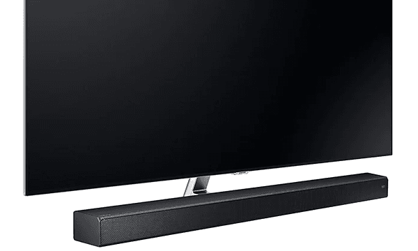 Svart plasma TV med matchande soundbar under, vit bakgrund. 