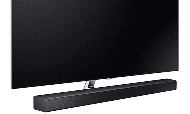 Svart plasma TV med matchande soundbar under, vit bakgrund.