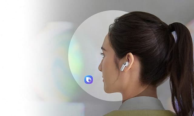 Nainen ohjaa AI-assistenttia äänikomennoin Samsung Galaxy Buds4 -nappikuulokkeet päässään