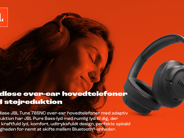 Rødt banner med et billede af JBL Tune 785-høretelefonerne og en kvinde, der har dem på