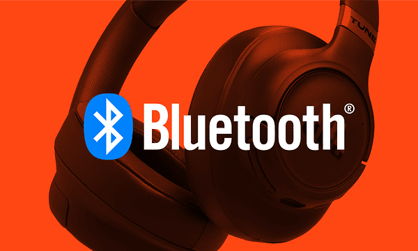 JBL Tune 785 -kuulokkeet punaista taustaa vasten