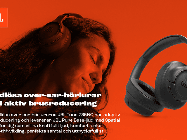 Röd banner med en bild av JBL Tune 785 hörlurar och en kvinna som har dem på sig