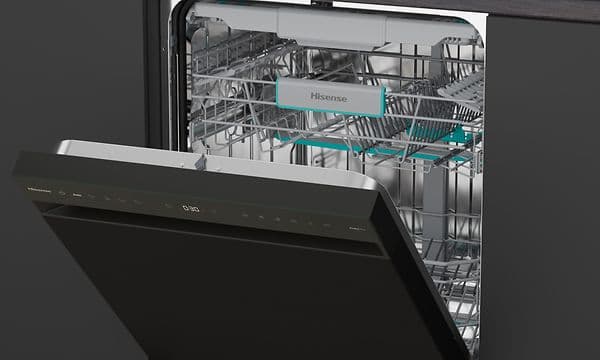 Animation af en sort Hisense-opvaskemaskine med låget åbent