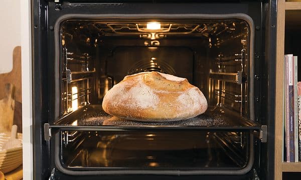 Nybakat bröd i en Hisense-ugn
