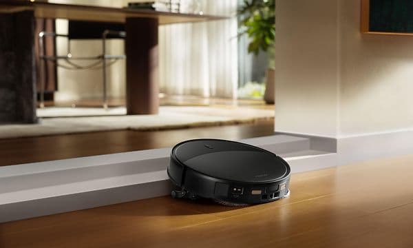 Roborock Saros 20 på vej op ad trappe mellem to rum