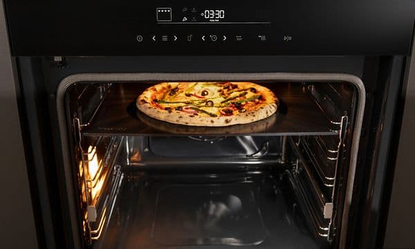 Juuri paistettu Pizza Hisense-uunissa