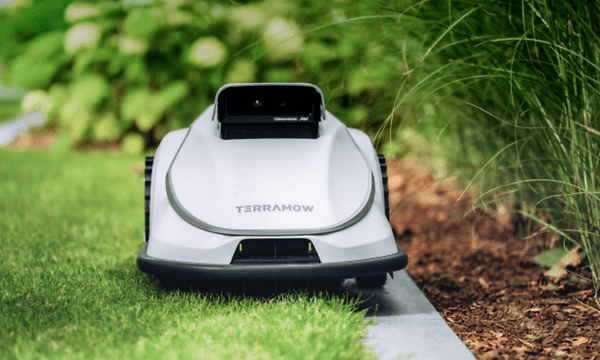 Terramow V1000 robotplæneklipper kører langs kanten af en græsplæne