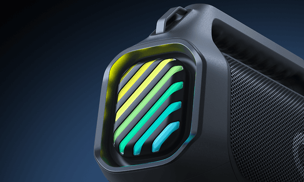 Sidevisning av Soundcore Boom 2 Pro med fargerikt lysshow på sideveggen.