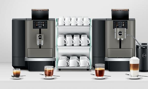 Jura X4 kaffemaskin med två enheter och koppar mellan dem