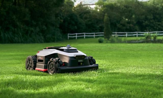 Dreame-robottiruohonleikkuri leikkaamassa pihanurmea