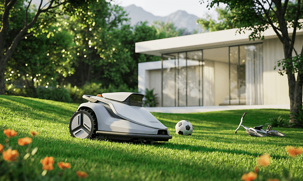Terramow V1000 -robottiruohonleikkuri ajaa nurmikolla pallon ja polkupyörän vieressä