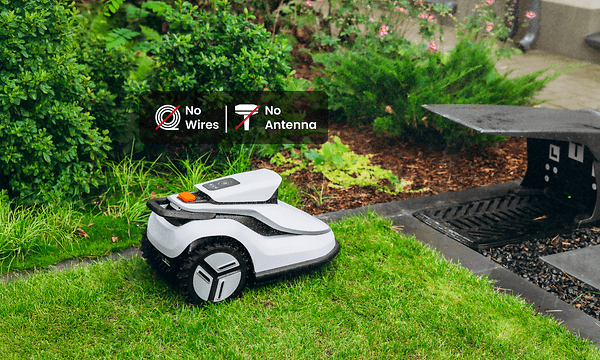 Terramow V1000 -robottiruohonleikkuri ajaa telakkaansa sateella
