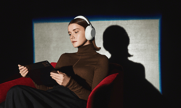 Kvinne med Sony headset