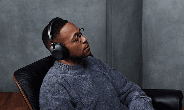 Mann med Sony headset