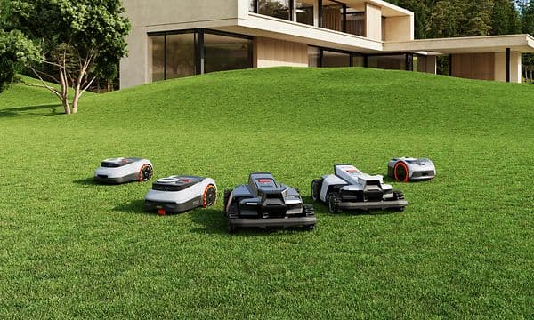 Segway Navimow-serien i en halvsirkel på en grønn hageplen.