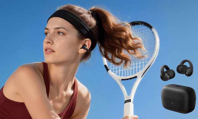 Kvinna spelar tennis med hörlurar i öronen