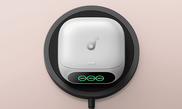 Kuvituskuvassa Soundcore Liberty 5 Pro -kuulokkeet latautumassa langattomasti